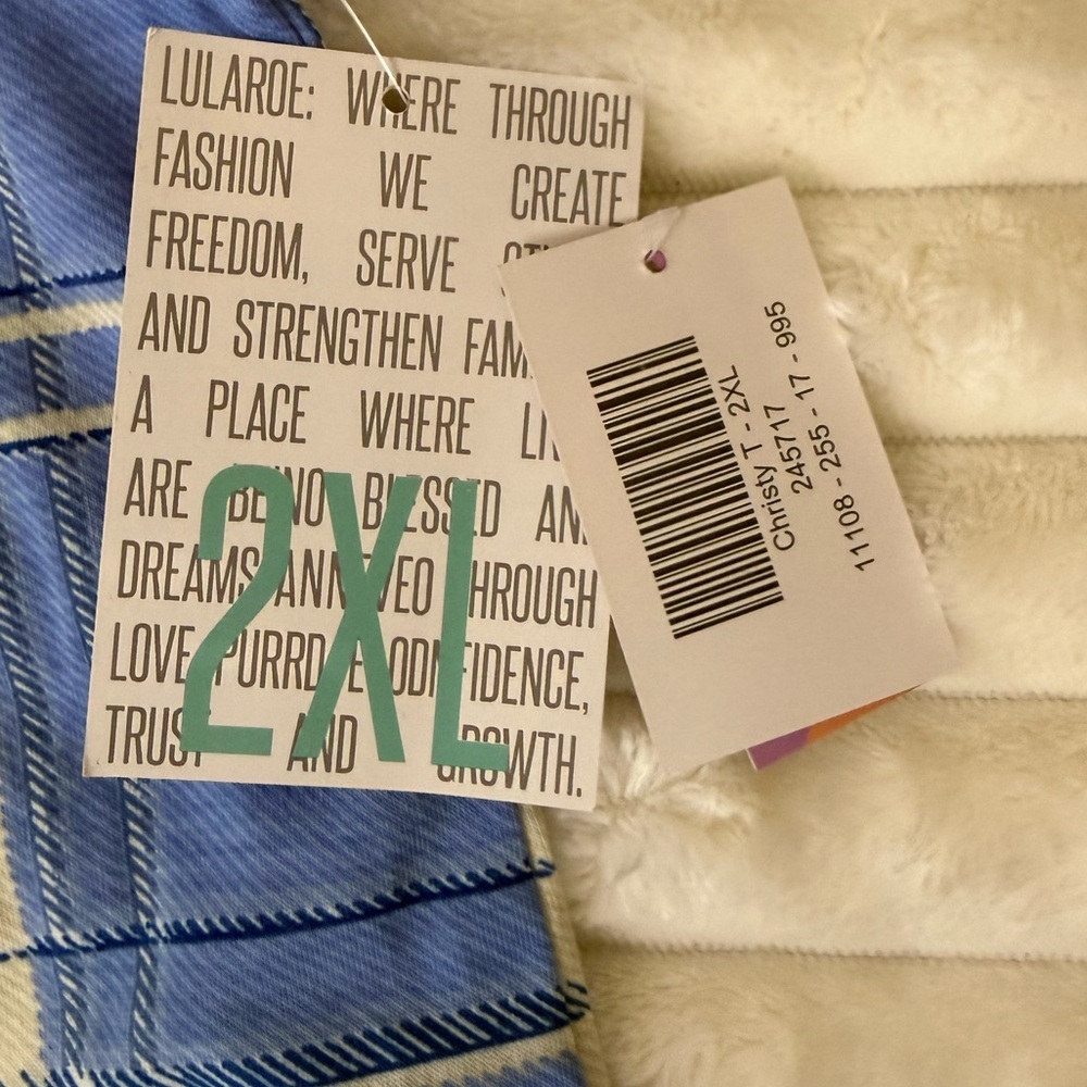 Lularoe Christy T v-neck tee size 2X - Picture 8 of 9
